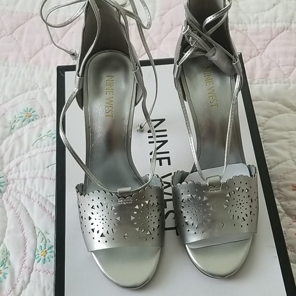 Nwt nine west Silver ankle strap sandal.  Sz 7 - Picture 2 of 5